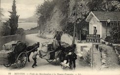 CPA Douanes Douaniers Menton Visite des marchandises a la douane francaise