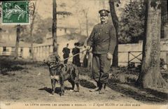 La POSTAL de la VENDIMIA la lucha contra apaches tiene Neuilly el agente Blois y su policía del negro de la policía del perro