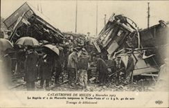 CPA Train Catastrophe de Melun 4 novembre 1913 Le rapide n°2 de Marseille tamponne le Train Poste Travaux de deblaiement