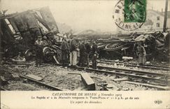 CPA Train Catastrophe de Melun 4 novembre 1913 Le rapide n°2 de Marseille tamponne le Train Poste Un aspect des decombre