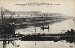 CPA Bateau Catastrophe du Pluviose Transport d'un cadavre de l'epave au depot mortuaire Sous marin