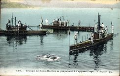 VINTAGE POSTCARD Bateau Groups Submarines preparing with equipment