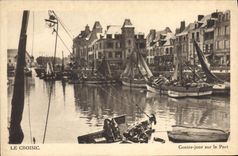 VINTAGE POSTCARD Croisic Against Day On the Port Boats