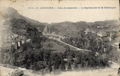 VINTAGE POSTCARD Heavy Overall picture the esplanade and the basilica