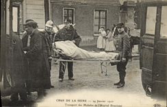 CPA Sapeurs Pompiers Paris Crue de la Seine Janvier 1910 Transport des malades de l'hopital Boucicaut 