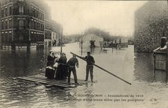 CPA Sapeurs Pompiers Choisy le Roi Indondations de 1910 Sauvetage d'une jeune mere par les pompiers