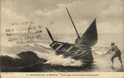 CPA Bateau Les Cotes de la Manche Echouage d'une barque desemparee