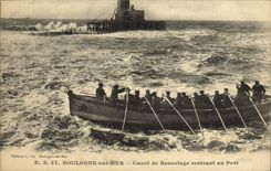 VINTAGE POSTCARD Boulogne Boat on Sea Lifeboat returning to the port