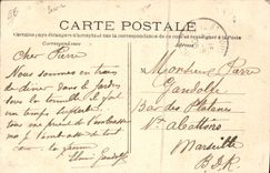 El oficial de policía de la policía de la POSTAL de la VENDIMIA los bordes del Marne en el infringment pesca la TAPA Sinning