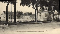 El oficial de policía de la fuerza de policía de la POSTAL de la VENDIMIA viaja la opinión de policía nacional