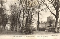 CPA Charente La Rochefocauld Dans le Parc du Chateau