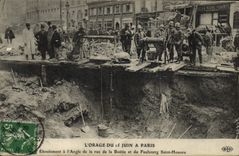 CPA Sapeurs Pompiers L'orage du 15 juin a Paris Eboulement a l'angle de la rue de al Boetie et du faubourg Saint Honore 