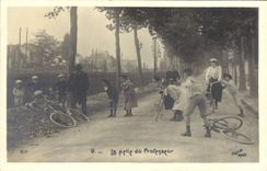 CPA Velo Cycle Cyclisme Femmes Enfants