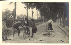 CPA Velo Cycle Cyclisme Femmes Enfants
