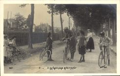 CPA Velo Cycle Cyclisme Femmes Enfants 