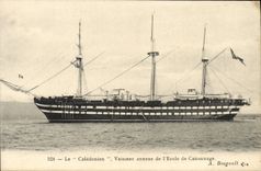 VINTAGE POSTCARD Bateau Caledonien Vaisseau annexes school of Cannonading