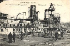 CPA Bateau Catastrophe du Iena Vue d'ensemble du Iena pendant l'enlevement des cadavres