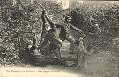 CPA Douanes Nos douaniers a nos frontieres Une attaque emouvante Chien