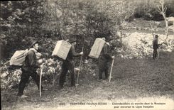 CPA Douanes Frontiere Franco suisse Contrebandiers en marche dans la montagne pour traverser la ligne francaise 