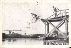 CPA Velo Cycle Cyclisme Un plongeon a bicyclette