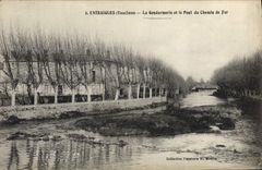 CPA Entraigues La gendarmerie et le pont du chemin de fer
