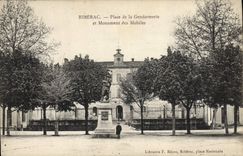 CPA Riberac Place de la Gendarmerie et monument des mobiles 