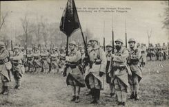 CPA Presentation du drapeau aux troupes francaises Militaria