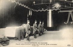 CPA Bateau Catastrophe du Pluviose Chapelle ardente provisoire installee dans la Sucrerie
