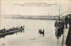 CPA Bateau Catastrophe du Pluviose Transport d'un cadavre de l'epave au depot mortuaire 