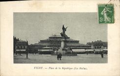 CPA Vichy Place De La Republique Les halles