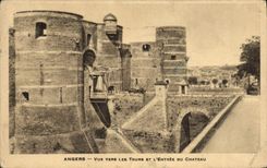 CPA Angers Vue Vers Les Tours Et L'Entree Du Chateau