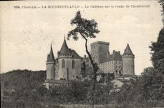 CPA Charente La Rochefoucauld Le Chateau Sur La Route De Chasseneuil