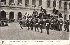 CPA Militaria Six nouveaux drapeaux allemands aux Invalides 