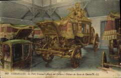 La POSTAL Versalles pequeño Trianon Musee de la VENDIMIA de los coches transporta la consagración de Charles X