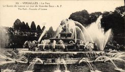 CPA Versailles Le Parc Le Bassin de Latone un jour de grandes eaux