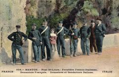Las aduanas de la POSTAL de la VENDIMIA Menton tienden un puente sobre a gendarmes franceses del italiano de los oficiales de aduanas de la frontera italiana libre de St. Louis