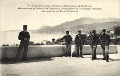 Las aduanas de la POSTAL de la VENDIMIA tienden un puente sobre a los gendarmes franceses e italianos de St. Louis de la frontera y al gendarme del oficial de aduanas y a oficial de aduanas italianos franceses