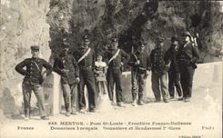 CPA Douanes Menton Pont Saint Louis Frontiere franco italienne Douaniers francais gendarmes italiens 