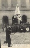 CPA Militaria Aux Invalides Paris Le dernier drapeau pris aux Allemands 
