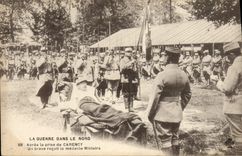 CPA Militaria La guerre dans le Nord Apres la prise de Carency Un brave recoit la medaille militaire 