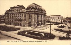 CPA Calais Le Theatre et la statue de Jacquard