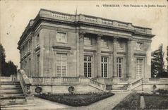 CPA Versailles Petit Trianon Vu du Jardin francais