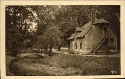 CPA Versailles Hameau du Petit Trianon La maison du colombier et le pont 