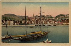 CPA Menton Le port et la vieille ville Bateau