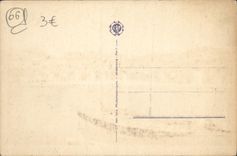 CPA Menton Le port et la vieille ville Bateau