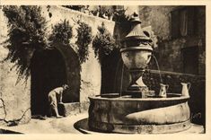 VINTAGE POSTCARD Saint Paul the old Fountain Woman