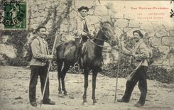 VINTAGE POSTCARD Alpinisme the High Pyrenees Cauterets Groups guides Cheval TOP