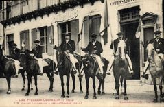 CPA Alpinisme Pyrenees Centrales Guides luchonnais a cheval Grande tenue Folklore