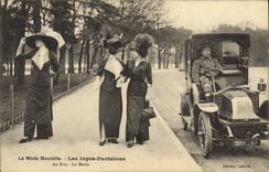 CPA Mode Coiffe Femme Les jupes pantalons Au bois Le matin Automobile 