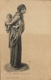 CPA Beaute orientale Bedouine portant son enfant